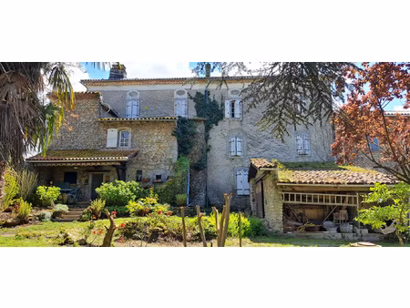 maison en pierre du 18ème siècle avec jardin