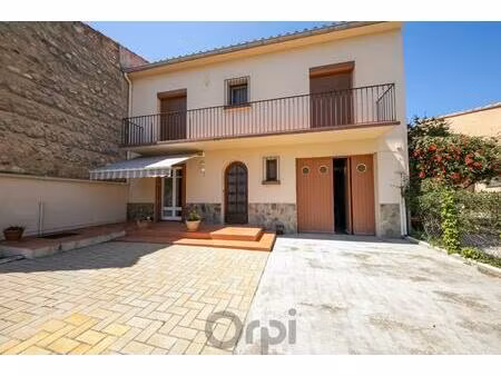 maison quatre chambres avec garage sur une parcelle d'environ 600m²