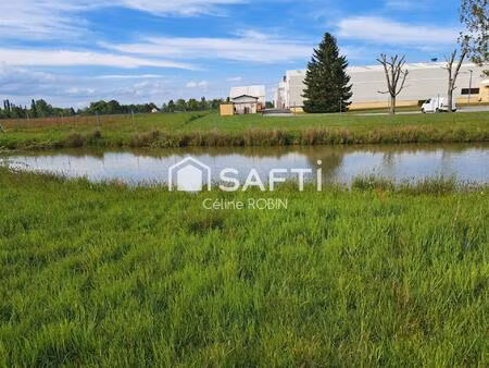 terrain constructible avec plan d eau et hangar