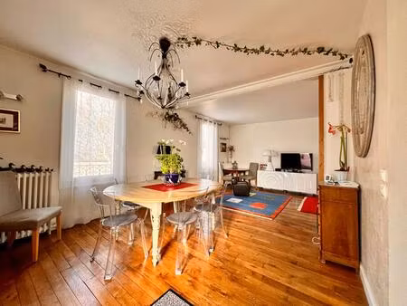 charmante maison de cinq pièces  érigée sur un sous-sol total