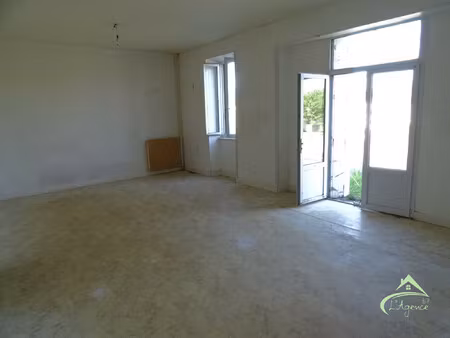 maison en pierre avec jardin et dépendance