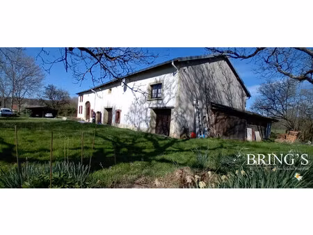beau corps de ferme avec plan d'eau trés joliment situé