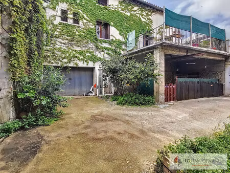 demeure catalane rurale de caractère en plein coeur du village.