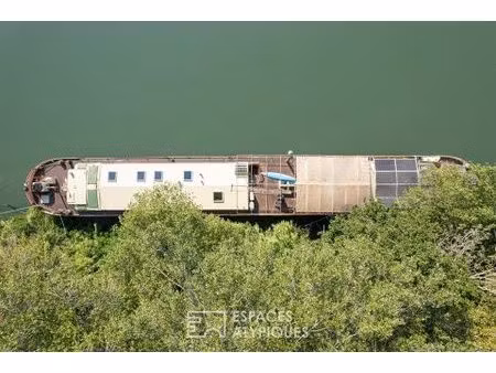 maison sur l'eau aux portes de la cité des papes