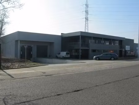 entrepôt de 3.700 m² avec bureaux à vendre