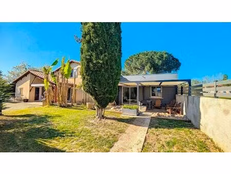 piscine  dependences et vaste terrain !