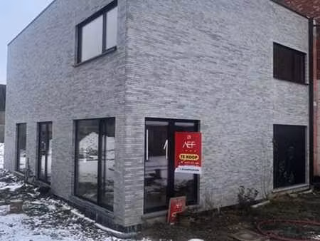 maison luxueuse dans un environnement calme