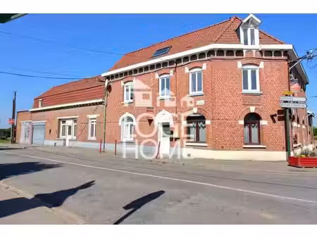 ensemble immobilier comprenant 2 logements t4 avec garages extérieurs et dépendances