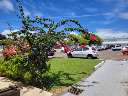 emplacement génial : face au centre leclerc un local de 92 m