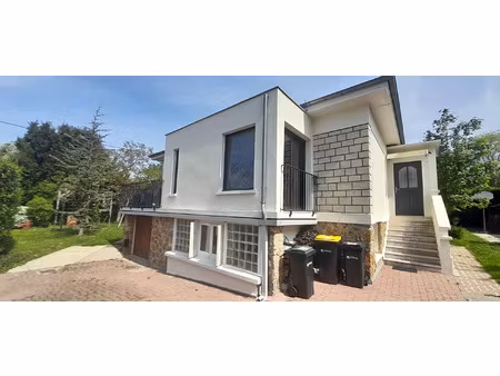 pavillon familial et lumineux sur grand terrain dans quartier du petit val