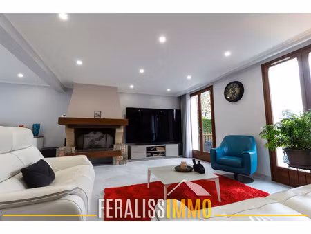 impeccable maison à la décoration tendance avec de belles pr