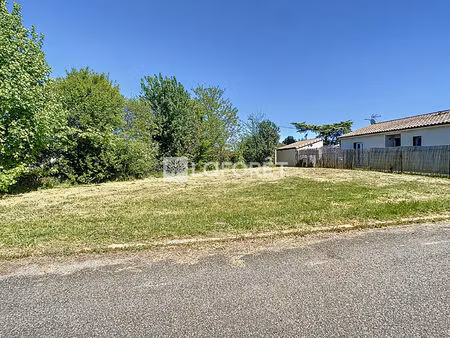 terrain de 494m² viabilisé à bessens