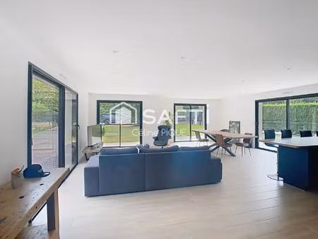 maison récente de plain-pied avec beau jardin et garage dans bel environnement