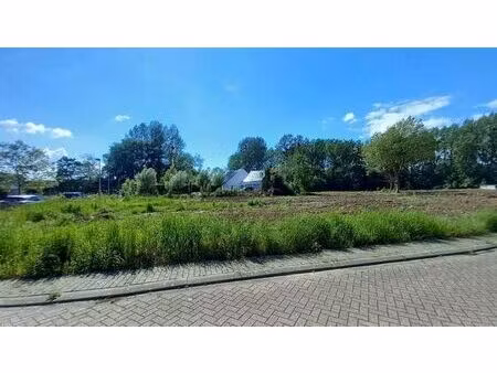 beau terrain à bâtir dans un quartier calme !