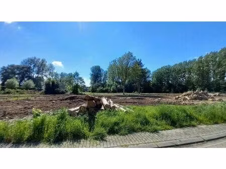 beau terrain à bâtir dans un quartier calme !