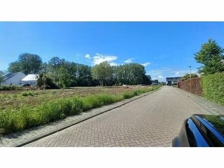 beau terrain à bâtir dans un quartier calme !