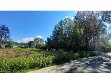 beau terrain à bâtir dans un quartier calme !