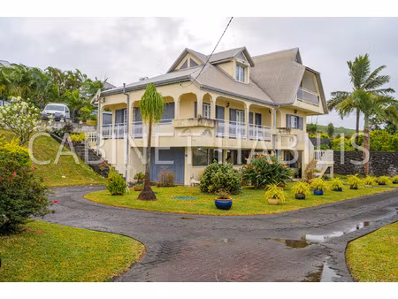 a vendre - une maison de type t6 de 200 m2 environ - petite-