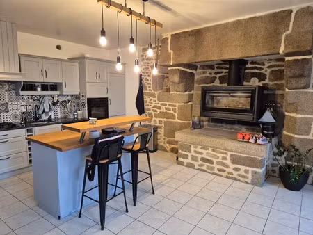 vente longère en pierres rénovée avec salon 69m2  4 chambres  dépendances sur terrain de 2