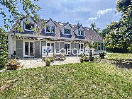 maison familiale avec extension indépendante et grand jardin. volumes et emplacement premi