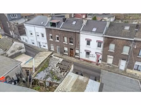 maison 2 chambres avec cave et place de parking.