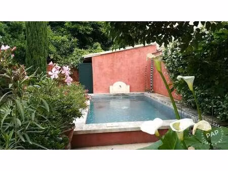 **sur la rive droite du rhône  à 8 minutes à pied du coeur de la ville  à la jonction des 