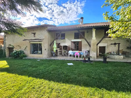 maison de caractère (137 m²) : charme de la pierre et du bois à douzillac