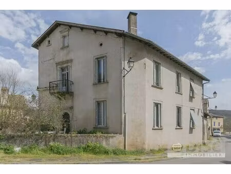 immeuble avec deux appartements.