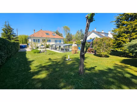 maison beau jardin piscine couverte et sous-sol total