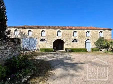 vente demeure d'exception à sainte-hermine (85210) : à vendre / 302m² sainte-hermine