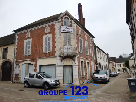 maison d'habitation de ville et local commercial.