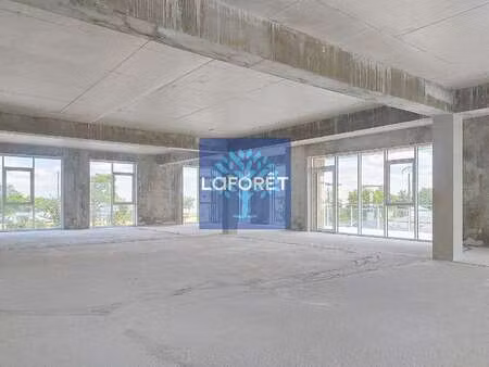 vente bureaux et commerces à mouilleron-le-captif (85000) : à vendre / 384m² mouilleron-le