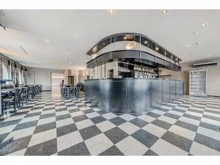 immeuble mixte : bar/restaurant  salle de fête  shop  maison