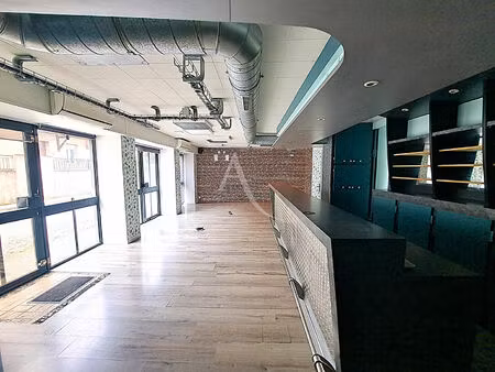 local commercial plus un appartement de 125m² environ.