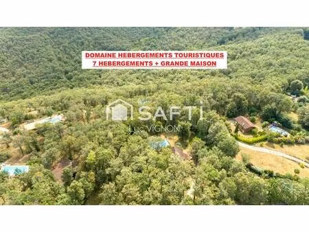 magnifique domaine dans son ecrin de verdure