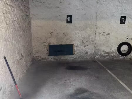 location parking / box  12.00m²  laval