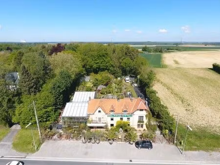 ensemble immobilier idéalement situé sur la route du condroz