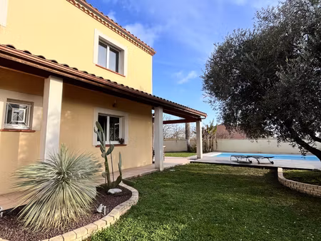 superbe maison t5/6 avec un jardin arboré  grand garage et