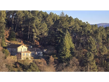 nichée au cœur de la nature  sans vis-à-vis et avec une vue remarquable  grande maison de 