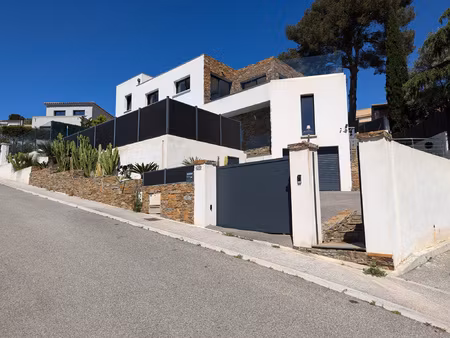 maison contemporaine de 150 m2 avec piscine.