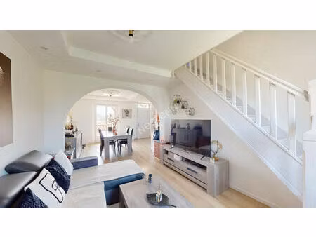 immeuble avec deux appartements situé entre chalon-sur-saone et lons-le-saunier proche lou