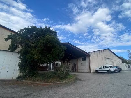 2 lots local + auvent avec jardin et parkings