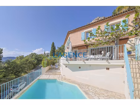 villa t5 de 145 m2 avec piscine offrant une superbe vue déga