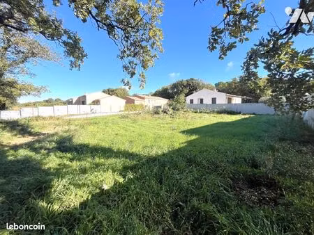 terrain 733 m² tavel