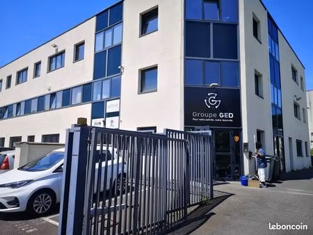 boutique 702 m² neuilly plaisance