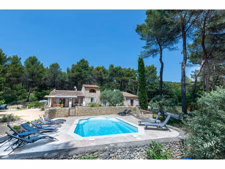 **mas de 14 personnes ( 6 chambres  5 salles de bains  5 wc ) dans une pinède** de 7.000m 