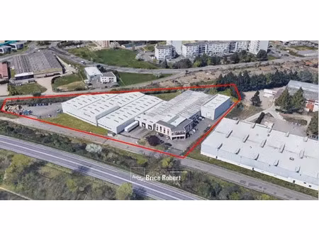 a vendre ou à louer - bâtiment d'activités comprenant 5 quais - brignais