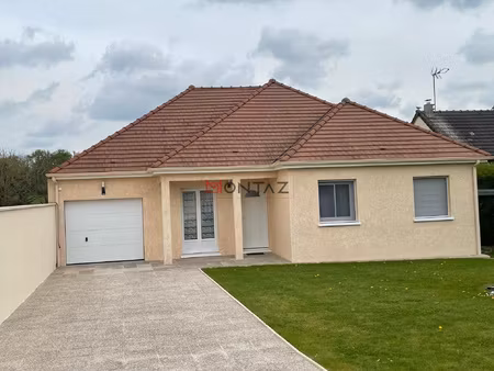 pavillon récent de plain-pied avec piscine