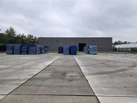 magazijn met kantoor en verhard terrein te desteldonk