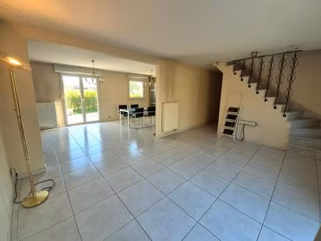 découvrez cette magnifique maison qui allie confort  élégance et proximité avec toutes les